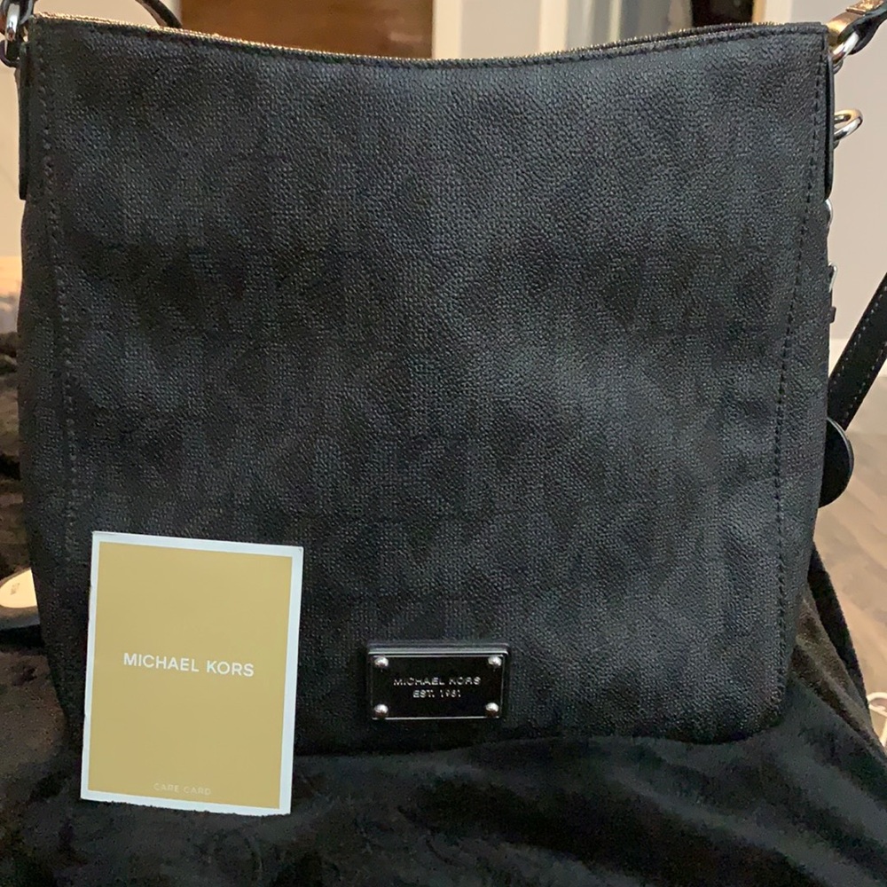 Michael Kors Purse. In great condition except for a small scratch on the emblem.